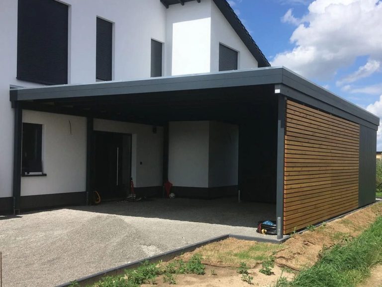 Ein modernes Haus mit einem überdachten Bereich und Holzverkleidung an einer Wand.