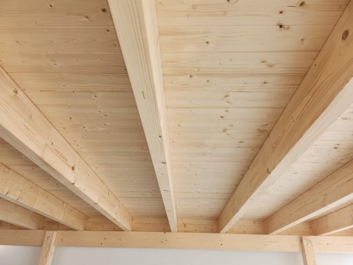 Holzdecke mit sichtbaren Balken in einem modernen Raum.