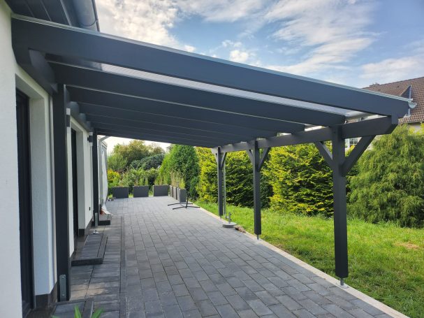 Terrassenüberdachung aus Leimholz mit Doppelstegplatten Terrassenüberdachung aus Leimholz