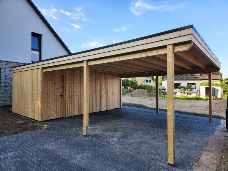 Holzcarport für 2 PKWs mit flachem Dach , 2 Schuppen und offenen Seiten, in einem Wohngebiet.